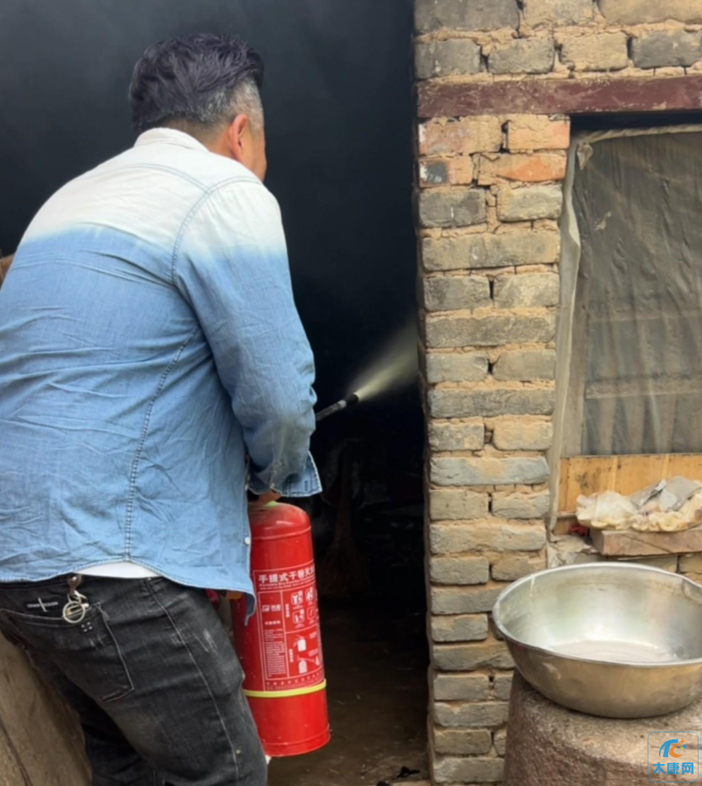 太康县一农户厨房着火：正在附近拍视频的他冲过去灭火 ...